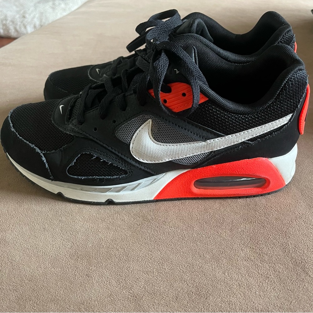 Nike Men's Black and Orange Sneakers